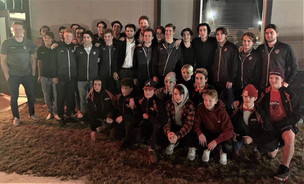 While in Red Deer for a Playoff game, the Bantam AA team met and shared a photo with the WHL team, the Winnipeg Ice